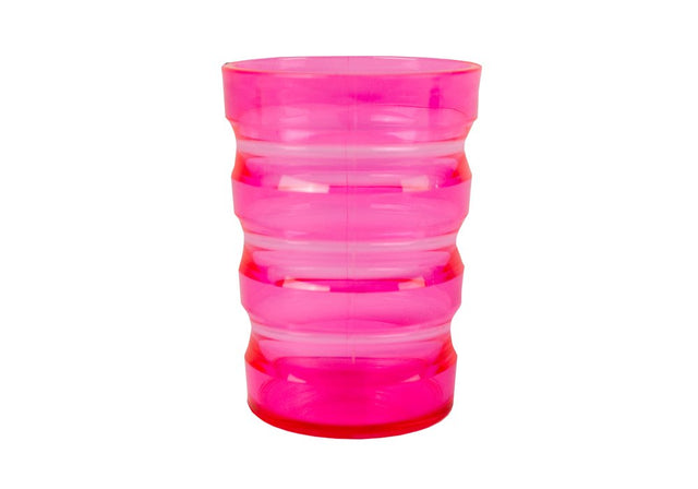 Rosa räfflat dricksglas med ergonomisk design, sett rakt framifrån på vit bakgrund