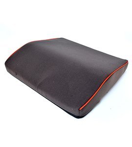 Mörkgrå ländkudde med memoryskum, sedd snett uppifrån, med orange kantband som framhäver den ergonomiska formen