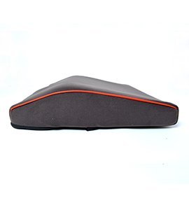 Ergonomisk ländkudde i mörkgrått, fotograferad framifrån, som visar den avsmalnande formen med orange kantband