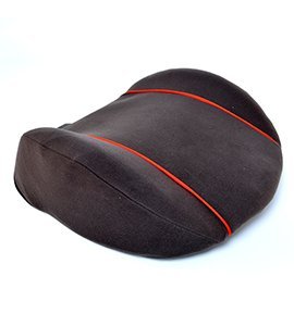 Mörkbrun ländkudde med ergonomisk form och orangea detaljer, sedd snett uppifrån