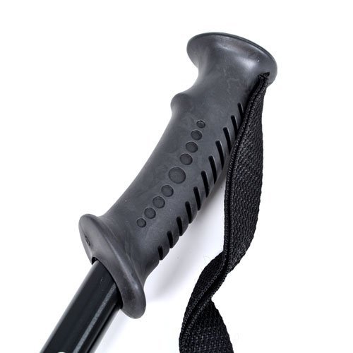 Ergonomiskt utformat svart handtag på vandringsstaven med texturerat grepp och handledsrem