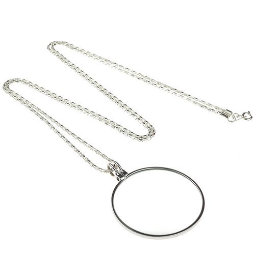 Elegant silverfärgad halsbandslupp med rund lupp och en tunn kedja, sedd snett uppifrån