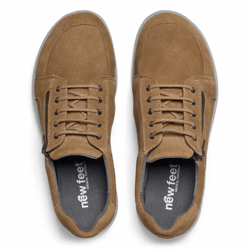 New Feet herrskor i mocka, sedda uppifrån, som visar innersulorna med New Feet-logotypen