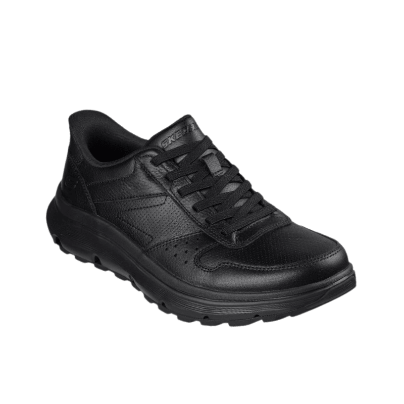 Svart Skechers herrsko i läder med synliga skosnören, fotograferad snett framifrån