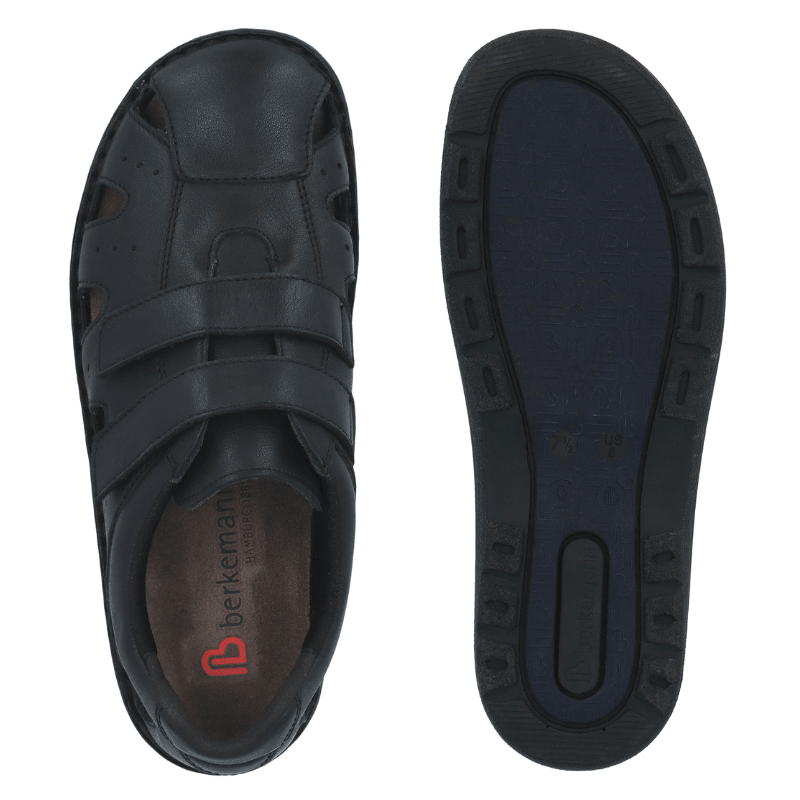 Ett par Berkemann herrsandaler i svart läder, en sedd uppifrån med logotyp och en med yttersulan uppåt