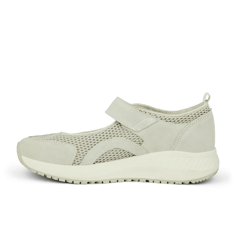 Green Comfort vit ballerina-sneaker i mesh och mocka, sedd från höger sida med tjock sula