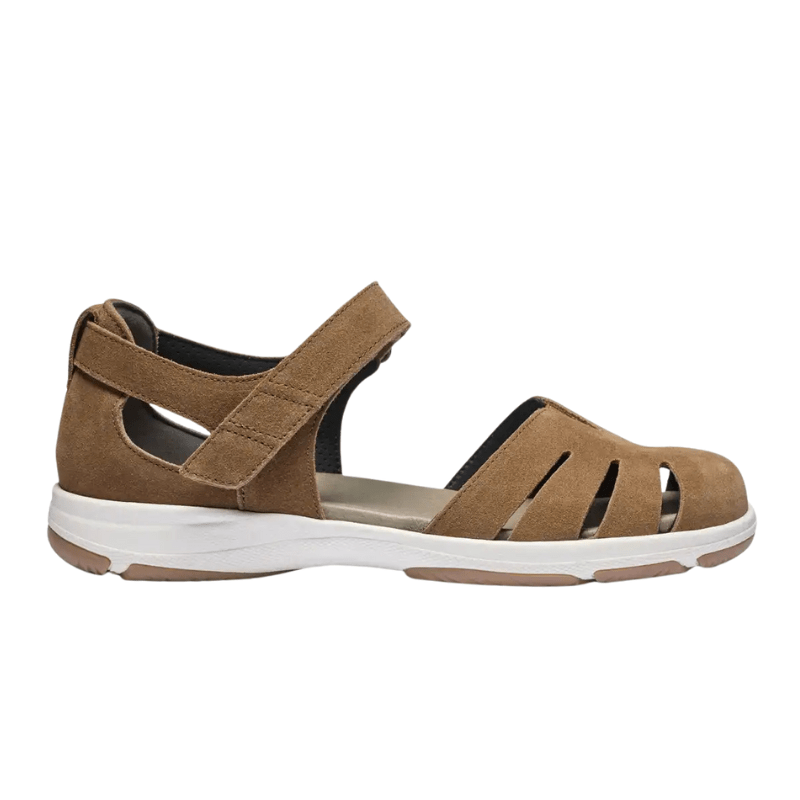 En brun New Feet damsandal i nubuck med stängd tå och justerbar kardborrerem, sedd från sidan