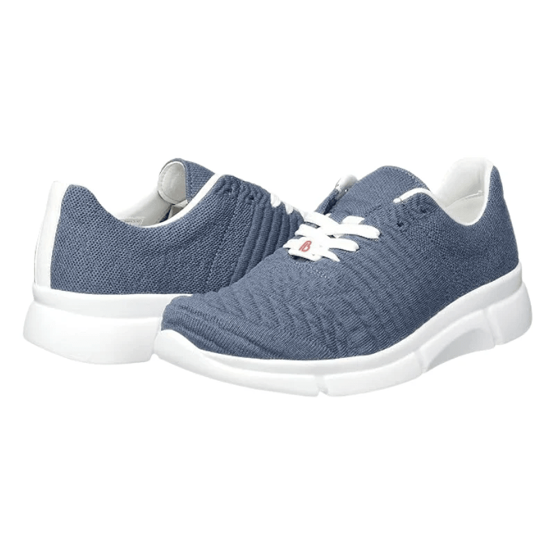 Ett par Berkemann damsneakers i denimblå, med stickad ovandel och vita sulor, vinklade framifrån