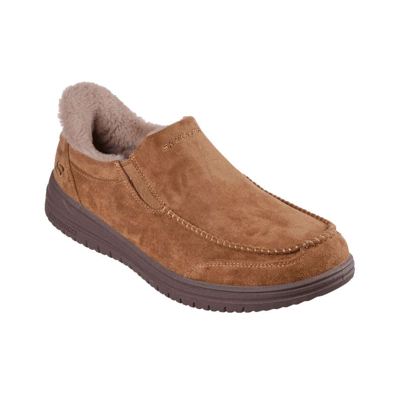 Brun Skechers slip-in herrtoffel i mikrofiber, sedd snett framifrån, som visar det varma konstpälxfodret