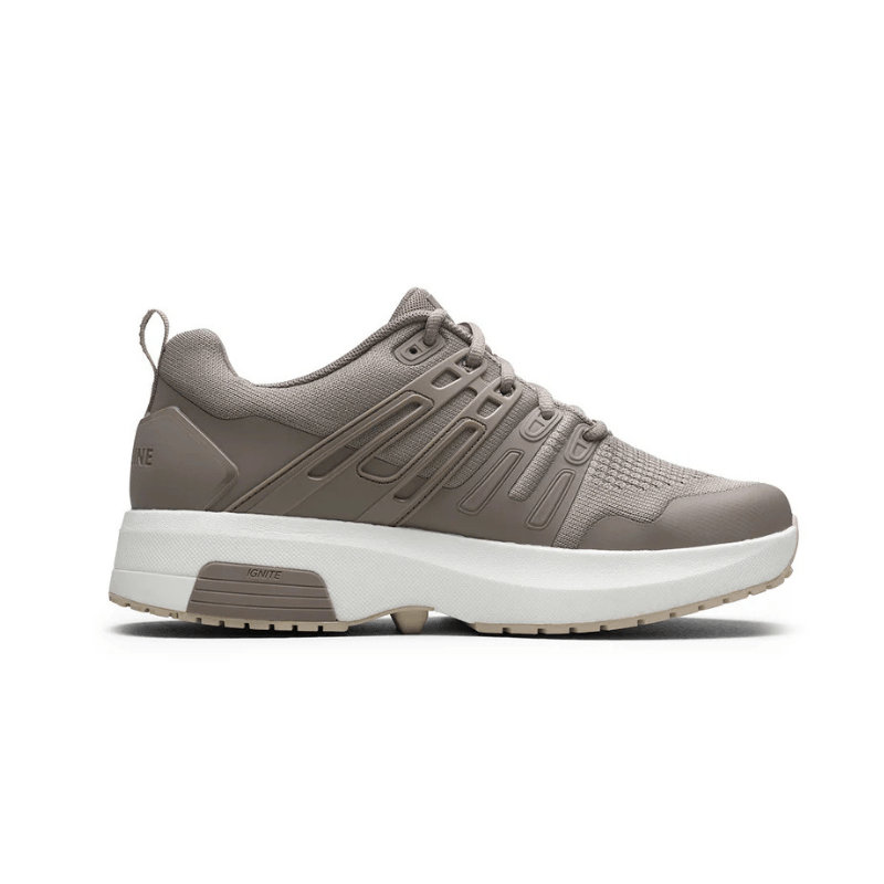 Gaitline Advance Lite damsneaker i sandfärg, sedd från sidan med vit sula och stickad ovandel