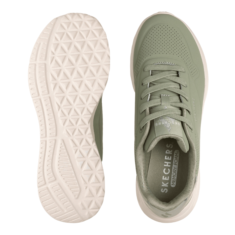 Två gröna Skechers damsneakers, en med ovansidan och innersulan, en med mönstrad yttersula