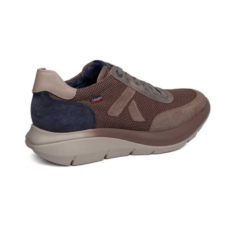 Brun CallagHan herresneaker i ruskind og mesh, set skråt bagfra med den solide hæl og lyse sål