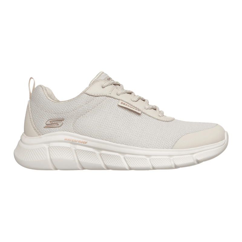 Lätt offwhite Skechers damsneaker i mesh med snörning och 'WATERPROOF' text på sulan, sedd från sidan