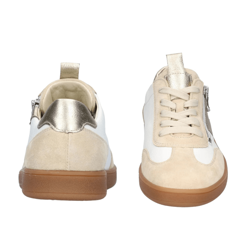 Ett par Waldläufer damsneakers i beige och vitt, en sedd framifrån med snörning och dragkedja, en sedd bakifrån