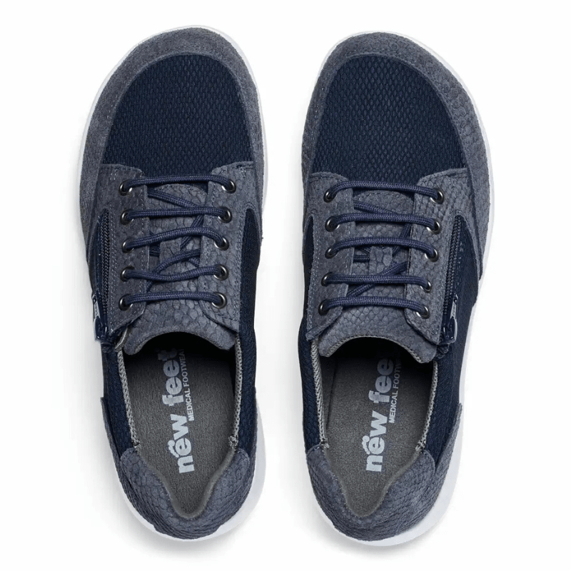 Ett par mörkblå New Feet damskor sedda uppifrån, med snörning, blixtlås och New Feet-logga på innersulan