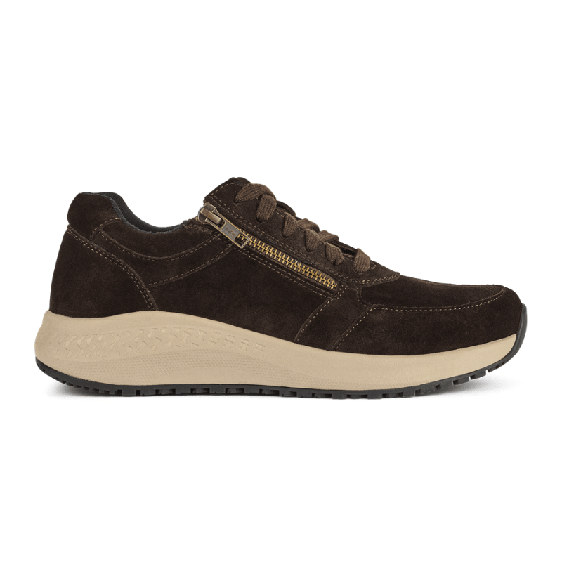 Green Comfort lätt damsneaker i mörkbrun mocka med snörning och dragkedja på sidan, sedd från sidan