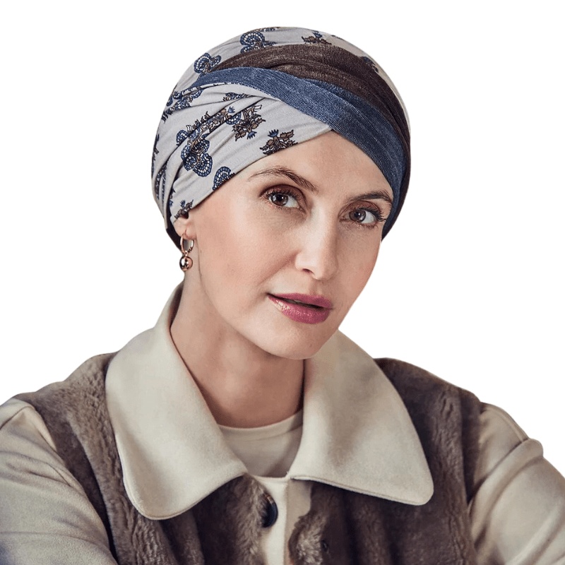 Kvinna bär en Shakti turban i Paisley Elegance med beige botten och bruna, blå paisleymönster