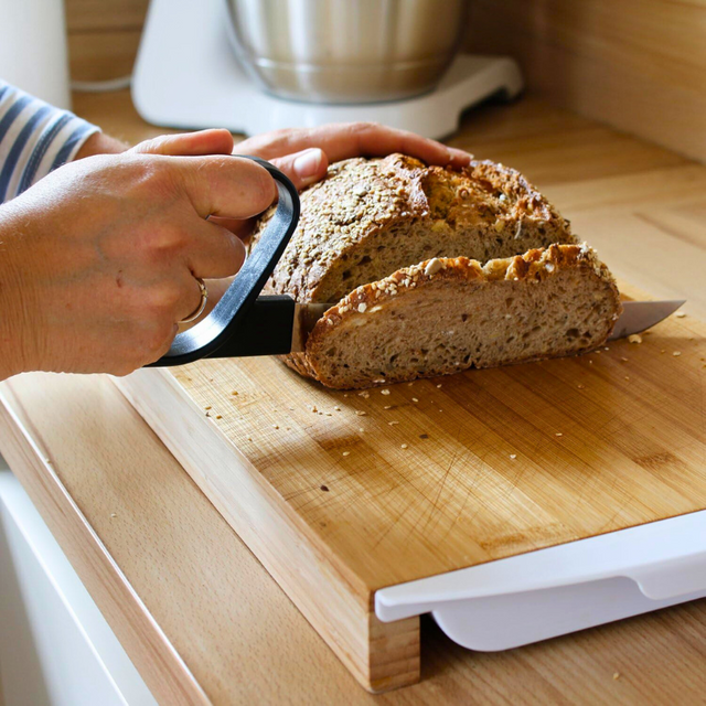 Brödkniv med slutet ergonomiskt grepp