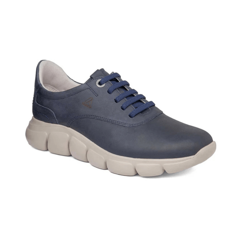 Mørkeblå CallagHan herresneaker set skråt forfra, der viser snørebånd og den lyse sål