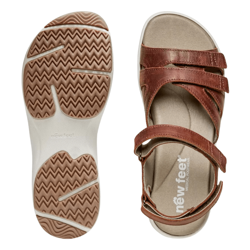 Brun New Feet damsandal sedd uppifrån med synlig innersula och en separat bild av den mönstrade yttersulan