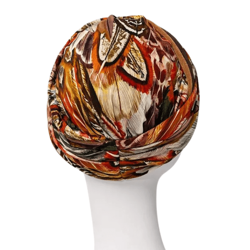 Shakti turban Tribal Feather med elegant fjäderdesign, sedd bakifrån på en skyltdocka som visar hela mönstret