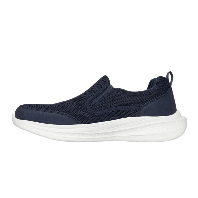 Skechers marinblå slip-in herrsko sedd från höger sida, med vit mönstrad sula och mesh-ovandel