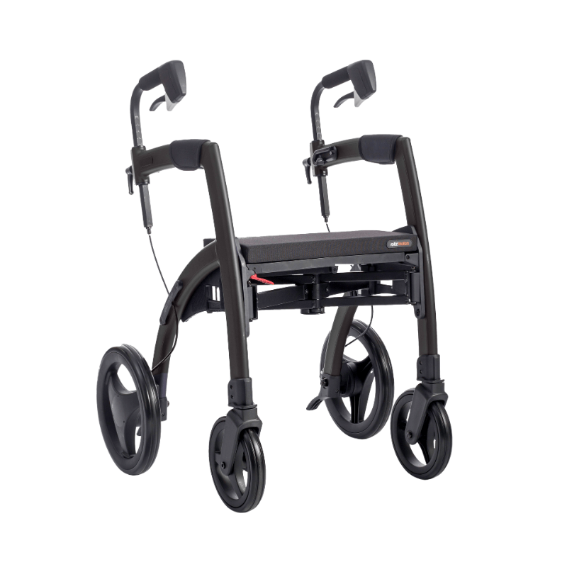 Svart Rollz Motion rullator med justerbara handtag och bekväm sits, sedd snett framifrån