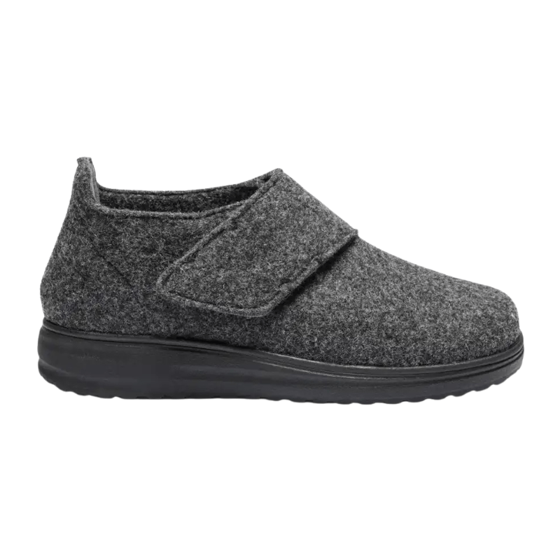Grå New Feet damtoffel i filtmaterial, sedd från sidan, med justerbart kardborreband och rundad sula