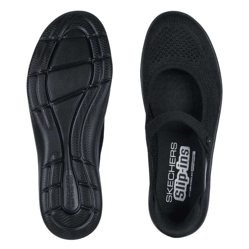 Svart Skechers slip-in ballerinasko, en visar ovansidan med innersulan och den andra yttersulan med mönster
