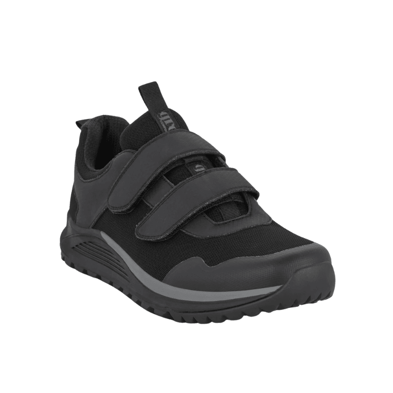 Svart Green Comfort herrsneaker med kardborreband, sedd snett framifrån med fokus på ovandelen