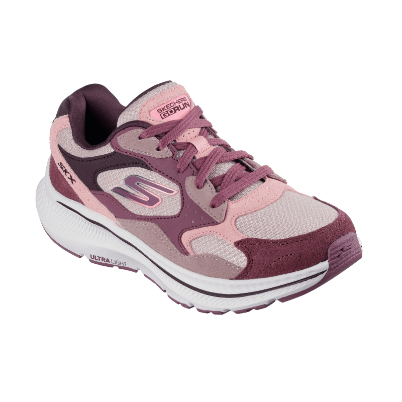 Rosa Skechers damsneaker sedd snett framifrån, med snören och texten GORUN på plösen