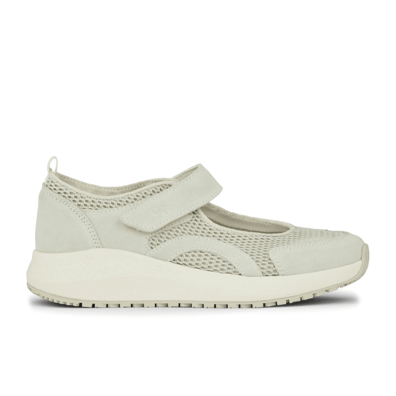 Vit Green Comfort ballerina-sneaker i mesh och mocka, sedd från sidan med kardborreband över vristen