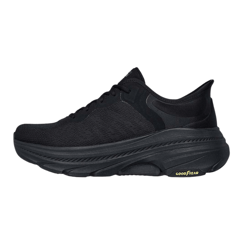 Svart Skechers herrsneaker från andra sidan, med tjock sula och gul Goodyear-logga nära hälen