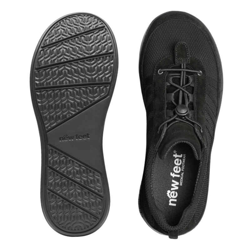 En New Feet damsneaker sedd uppifrån med snörning, bredvid en svart sula med mönster och logotyp