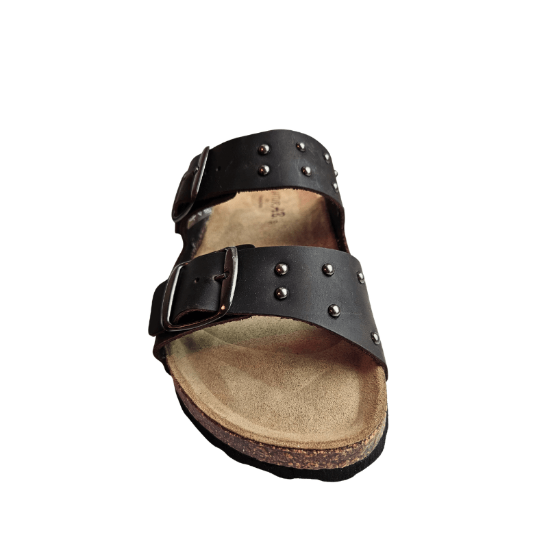 Relaxshoe damtoffel i mörkbrunt skinn med spännen och nitar, fotbädd i kork, sedd snett framifrån