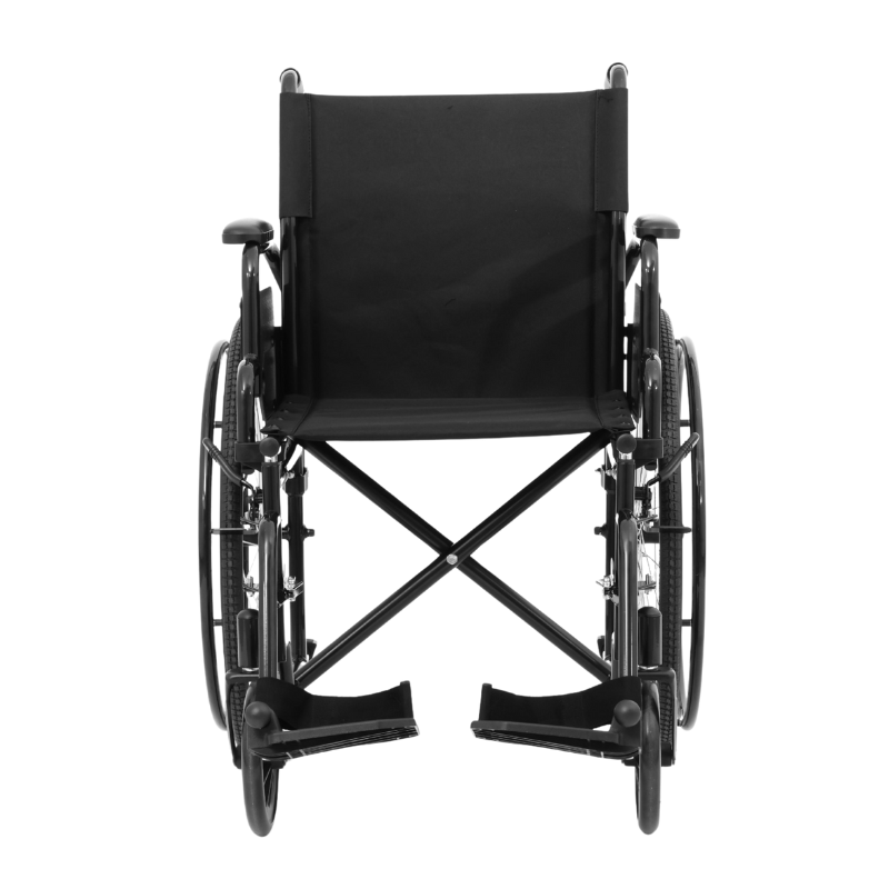 Rullstol i svart, sedd rakt framifrån med bekväm sits och justerbara fotstöd