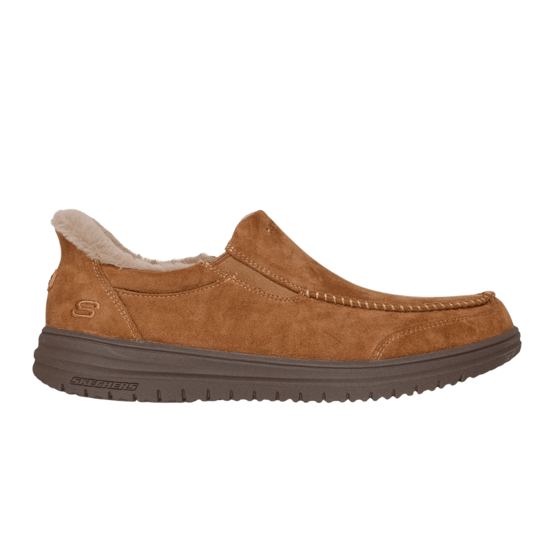 Bruna Skechers slip-in herrtoffel i mikrofiber med synligt konstpälxfoder, sedd från sidan