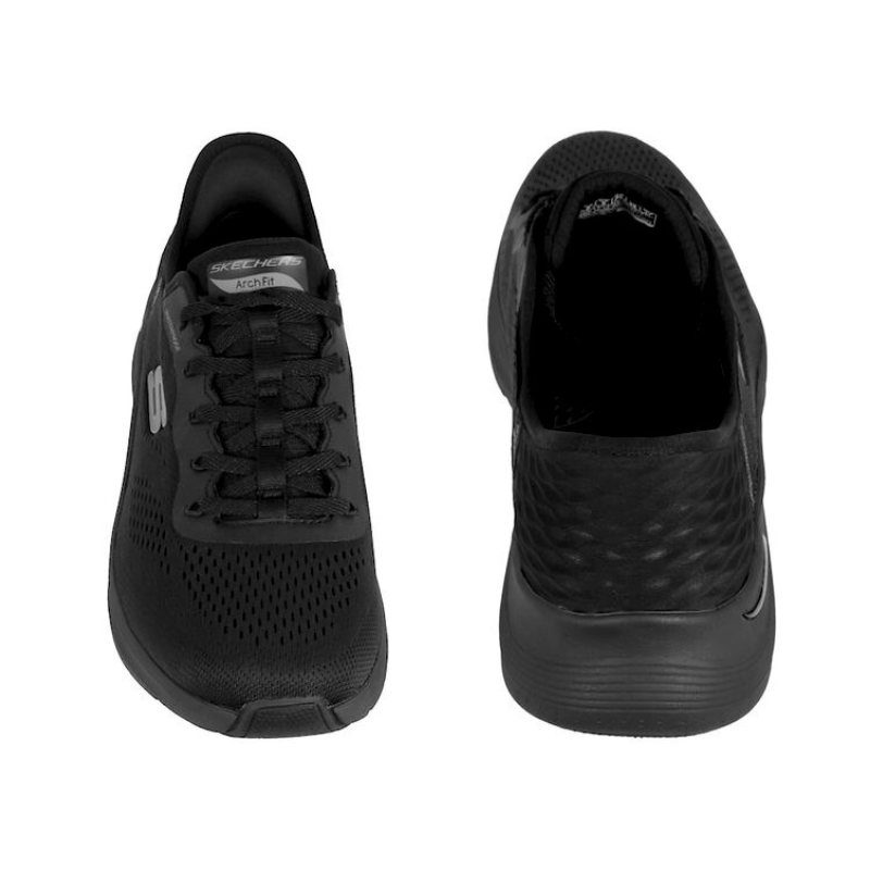 Två svarta Skechers slip-in sneakers, en framifrån och en bakifrån, med Arch Fit-detalj