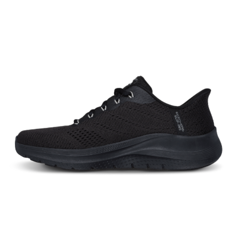 Höger svart Skechers slip-in herrsneaker i mesh, sedd från sidan med synliga snören
