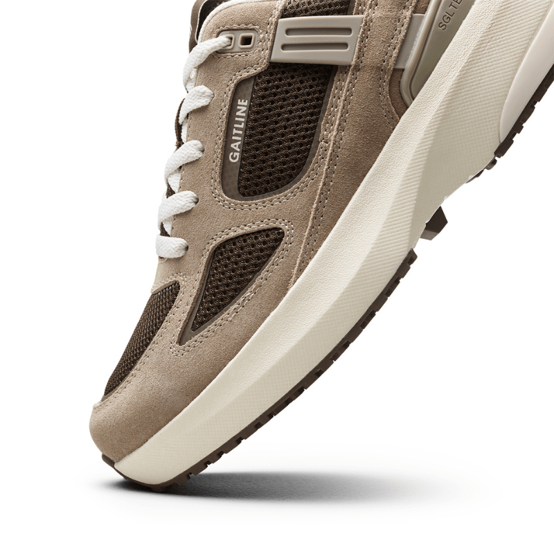 Närbild på tån av en brun Gaitline Nova Lite damsneaker med mesh och mockadetaljer
