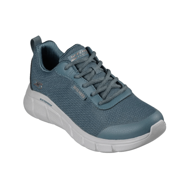 Blå Skechers vattentät damsneaker sedd snett uppifrån, visar snörning, rund tå och dragögla