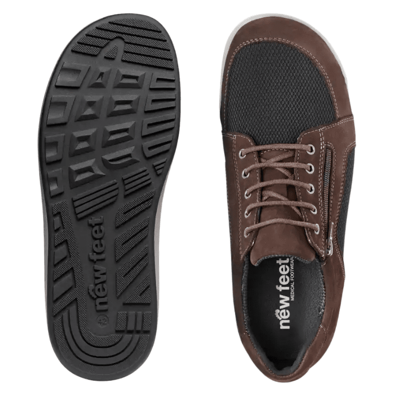 New Feet herrsko i brunt med ovansida och svart mönstrad yttersula med logotyp, sedda ovanifrån