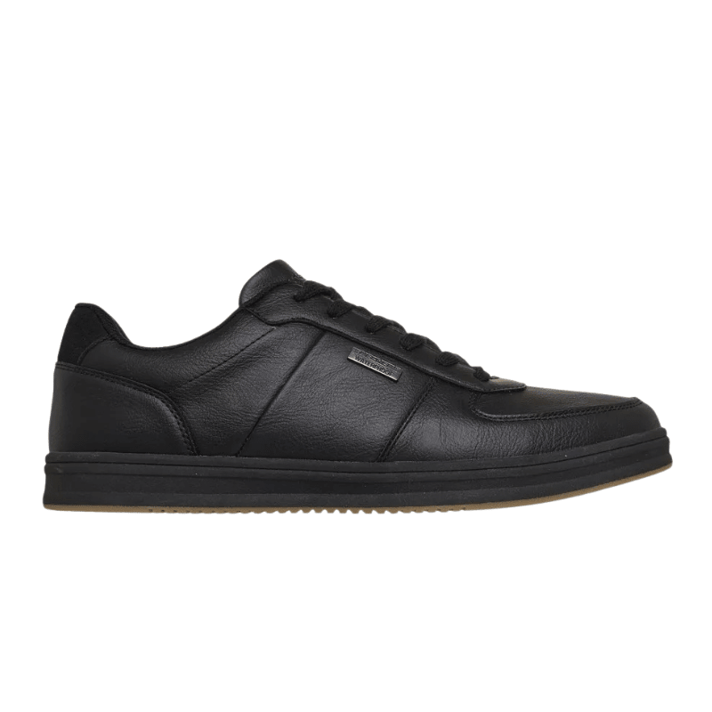 Sort Skechers herresneaker set fra siden med snørebånd og mørk sål