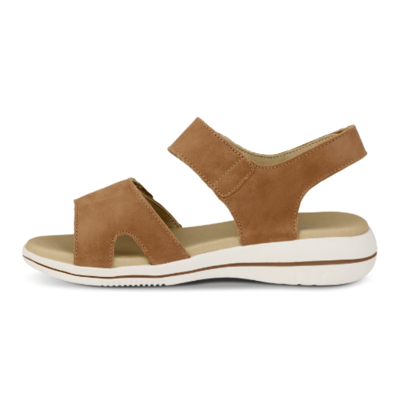Bekväm Green Comfort damsandal i ljusbrunt skinn med bred passform och vit, flexibel sula, sedd från sidan