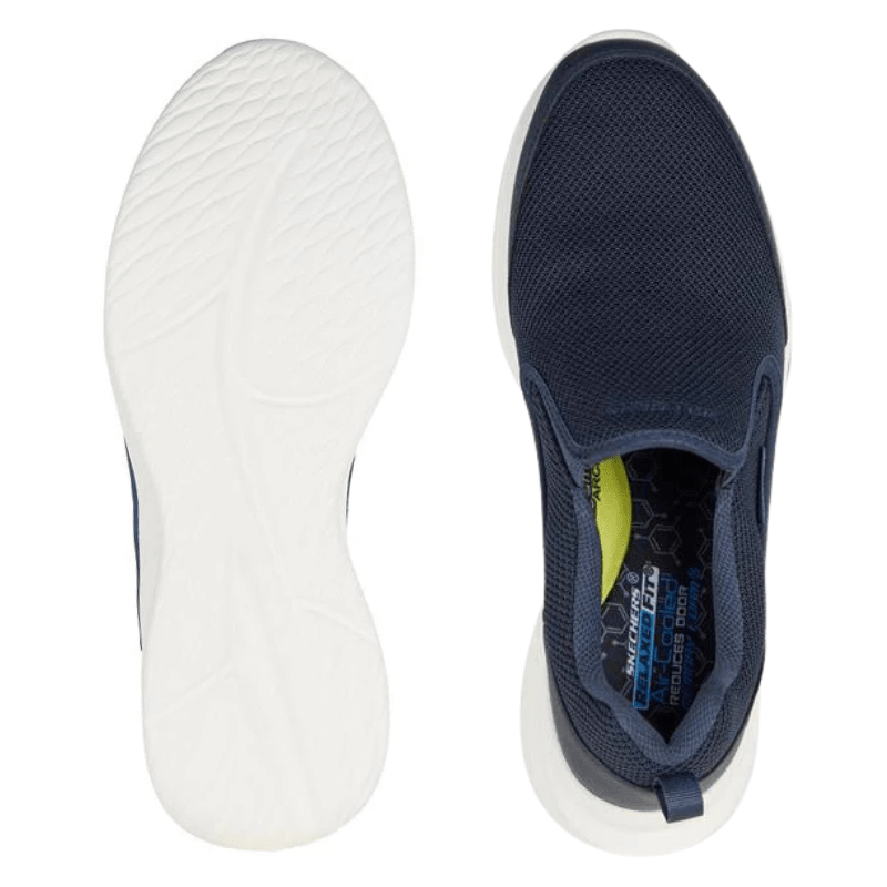Skechers marinblå slip-in herrsko sedd uppifrån med innersula och en separat bild av den vita yttersulan