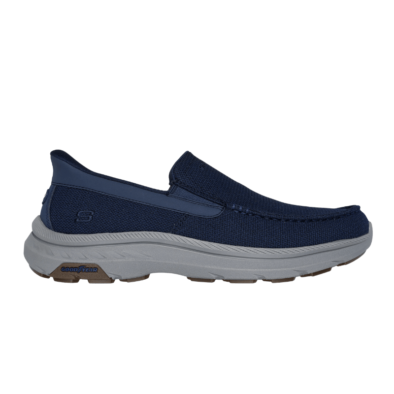 Mörkblå Skechers slip-in herrsko i mesh, sedd från sidan, med grå sula och Goodyear-logga