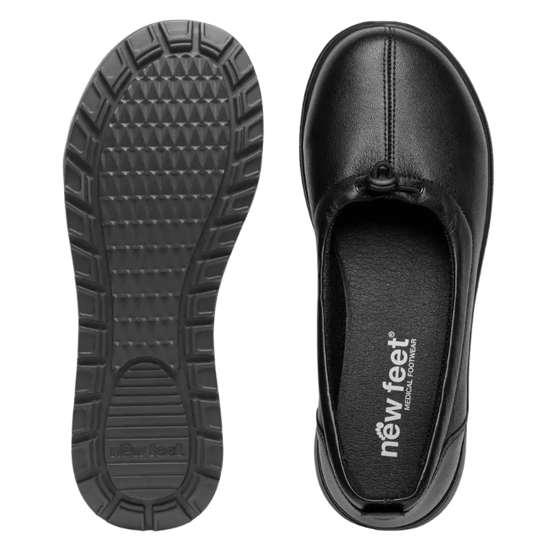 New Feet ballerinaskor, en visar den svarta mönstrade yttersulan och den andra insidan med logotyp