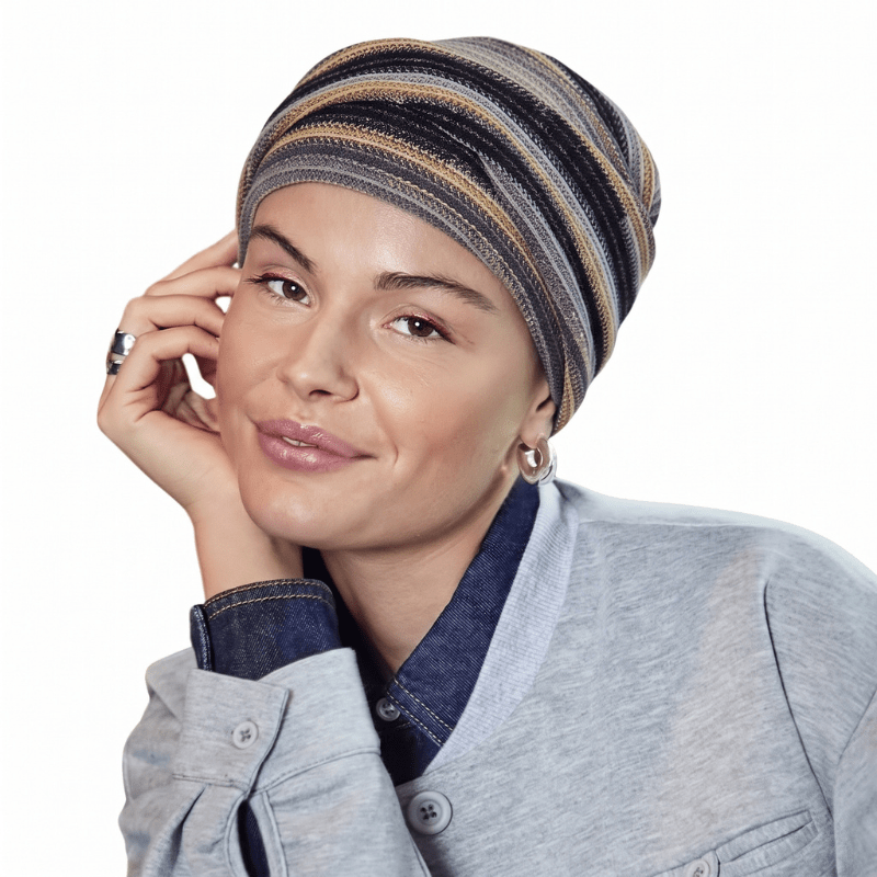 Ung kvinna med Zoya turban i Black Autumn Stripes, randig i svart, grått och beige