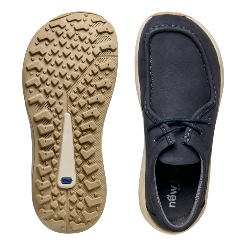 En mörkblå New Feet herrsko uppifrån och en med den mönstrade beige yttersulan vänd uppåt