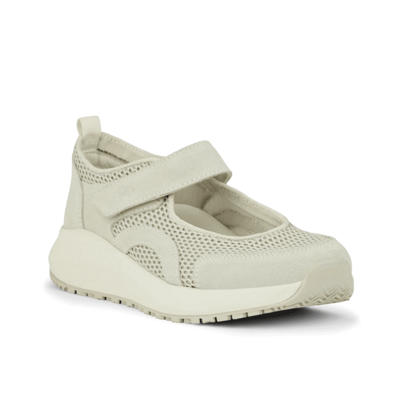 Vit Green Comfort ballerina-sneaker för damer, fotograferad snett framifrån med synligt kardborreband
